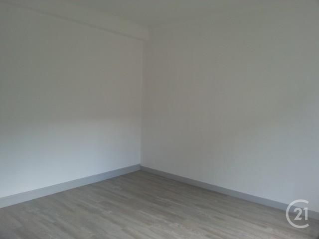 Afficher la photo en grand Appartement F1 à louer - 1 pièce - 32.7 m2 - FOUGERES - 35 - BRETAGNE - Century 21 Gambetta