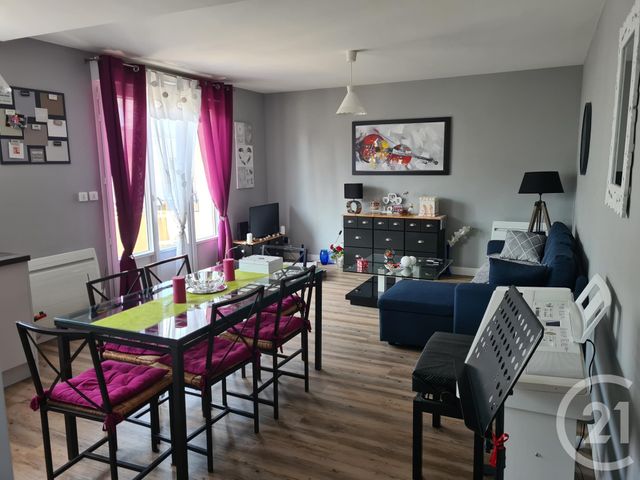 Afficher la photo en grand Appartement T3 à louer - 3 pièces - 61.0 m2 - FOUGERES - 35 - BRETAGNE - Century 21 Gambetta