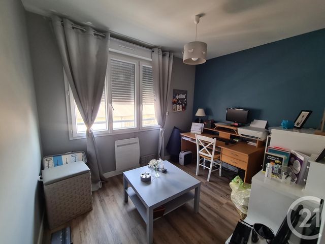 Afficher la photo en grand Appartement T3 à louer - 3 pièces - 61.0 m2 - FOUGERES - 35 - BRETAGNE - Century 21 Gambetta