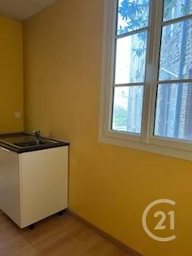 Afficher la photo en grand commerce à louer - 79.32 m2 - FOUGERES - 35 - BRETAGNE - Century 21 Gambetta