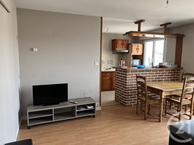 Afficher la photo en grand Appartement à louer - 4 pièces - 9.64 m2 - FOUGERES - 35 - BRETAGNE - Century 21 Gambetta
