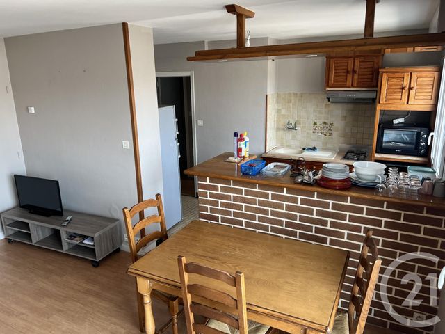 Afficher la photo en grand Appartement à louer - 4 pièces - 9.66 m2 - FOUGERES - 35 - BRETAGNE - Century 21 Gambetta