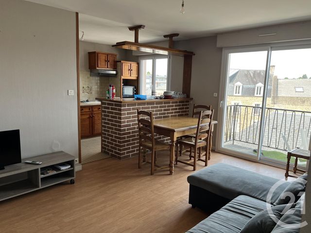 Afficher la photo en grand Appartement à louer - 4 pièces - 9.66 m2 - FOUGERES - 35 - BRETAGNE - Century 21 Gambetta