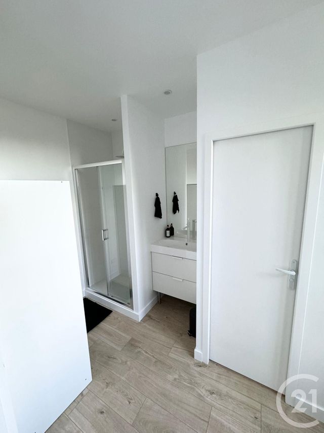 Afficher la photo en grand Appartement Triplex à louer - 3 pièces - 41.48 m2 - FOUGERES - 35 - BRETAGNE - Century 21 Gambetta