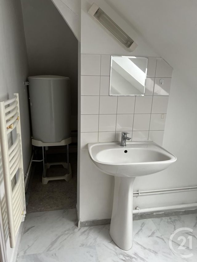 Appartement à louer - 2 pièces - 26.0 m2 - FOUGERES - 35 - BRETAGNE - Century 21 Gambetta