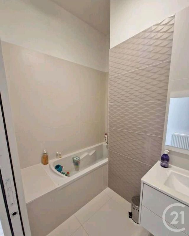 maison à louer - 5 pièces - 135.0 m2 - LECOUSSE - 35 - BRETAGNE - Century 21 Gambetta