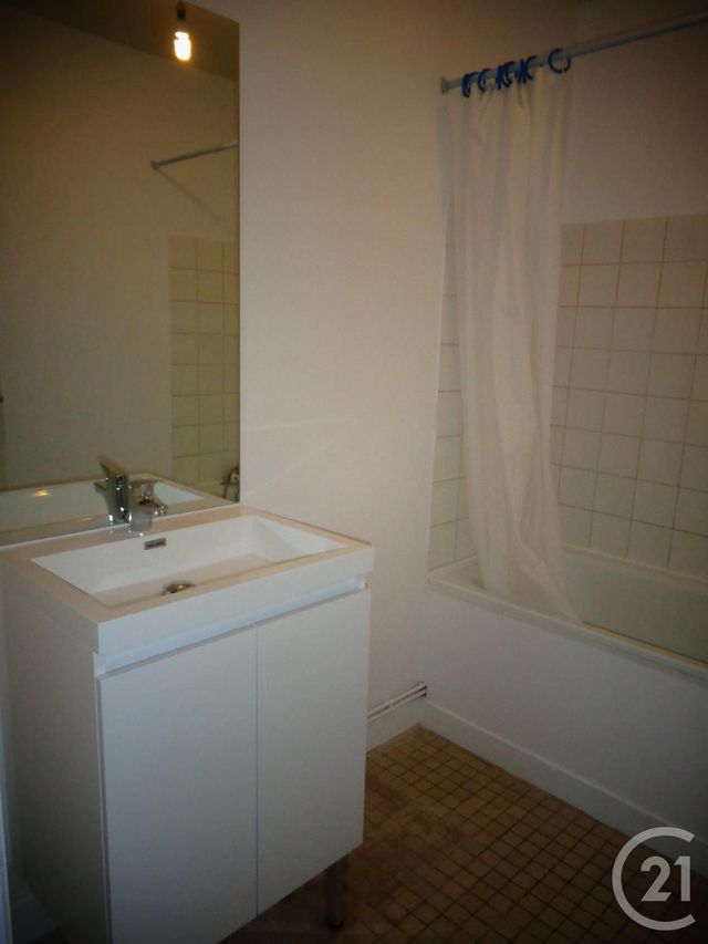 maison à louer - 4 pièces - 80.0 m2 - ST GERMAIN EN COGLES - 35 - BRETAGNE - Century 21 Gambetta