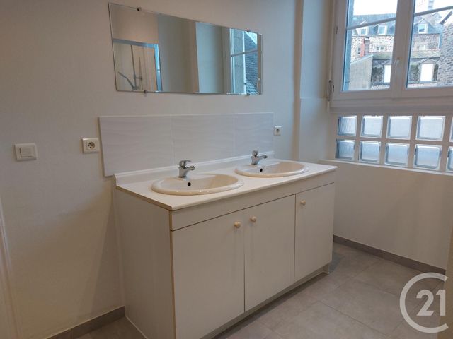 Appartement à louer - 3 pièces - 96.1 m2 - FOUGERES - 35 - BRETAGNE - Century 21 Gambetta