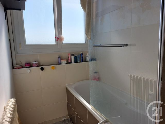 Appartement T3 à vendre - 3 pièces - 76.47 m2 - FOUGERES - 35 - BRETAGNE - Century 21 Gambetta