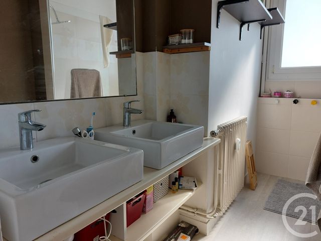 Appartement T3 à vendre - 3 pièces - 76.47 m2 - FOUGERES - 35 - BRETAGNE - Century 21 Gambetta