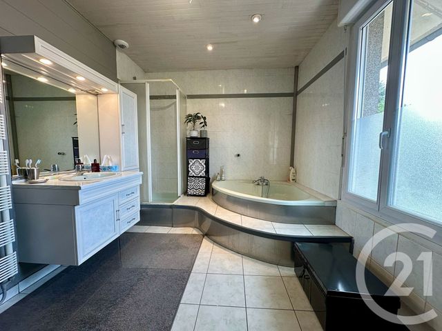 maison à vendre - 7 pièces - 169.64 m2 - FOUGERES - 35 - BRETAGNE - Century 21 Gambetta
